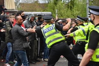 Ovako je mančesterska policija zavodila red ispred Old Traforda (Video) Ovako je mančesterska policija zavodila red ispred Old Traforda (Video)