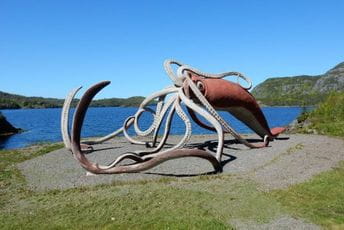 Novcem za pomoć protiv epidemije platili džinovsku statuu lignje Ilustracija