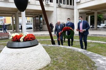 Predstavnici Glavnog grada i UBNOR-a položili vijenac na spomenik žrtvama savezničkog bombardovanja Predstavnici Glavnog grada i UBNOR-a položili vijenac na spomenik žrtvama savezničkog bombardovanja