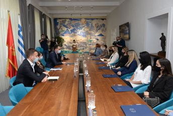 Vuković potpisao ugovore sa dobitnicama podrške ženskom preduzetništvu Vuković potpisao ugovore sa dobitnicama podrške ženskom preduzetništvu