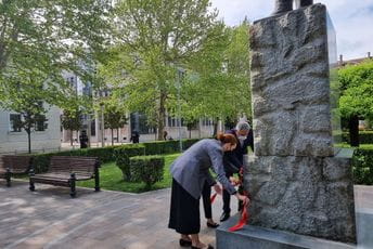 Delegacija Glavnog grada položila vijenac na spomenik Marku Miljanovu Delegacija Glavnog grada položila vijenac na spomenik Marku Miljanovu