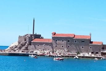 Petrovac: Uklonjene crnogorske zastave