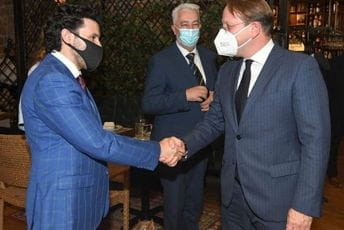 Zakulisna politička igra komesara Varheljija Srdačno rukovanje Abazovića i Varheljija tokom komesarove posjete Podgorici