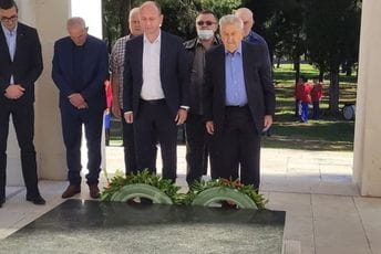 Delegacija DNP-a i Demokrata položila vijence na Spomenik partizanu borcu Delegacija DNP-a i Demokrata položila vijence na Spomenik partizanu borcu