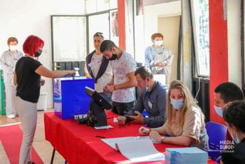 Prve projekcije: Demokratama 10, DPS-u 8, ZBHN i Novska lista po sedam mandata Prve projekcije: Demokratama 10, DPS-u 8, ZBHN i Novska lista po sedam mandata