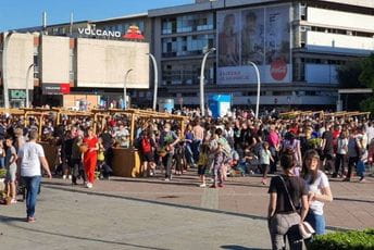 Podgorica: Masovno kršenje mjera zbog besplatnog cvijeća Podgorica: Masovno kršenje mjera zbog besplatnog cvijeća