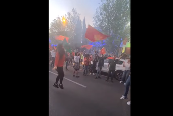 Igrali kolo ispred Skupštine (VIDEO) Igrali kolo ispred Skupštine (VIDEO)