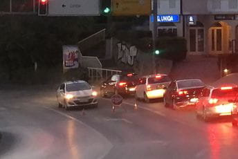 Saobraćaj u Herceg Novom zatvoren, osim za štićene ličnosti, novinare i predstavnike partija Saobraćaj u Herceg Novom zatvoren, osim za štićene ličnosti, novinare i predstavnike partija