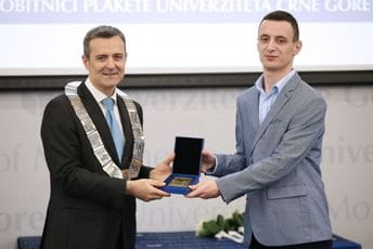 Nikola Milić - dobitnik Plakete Univerziteta Crne Gore iz oblasti tehničkih nauka Vladimir Božović uručio je Nikoli Miliću Plaketu