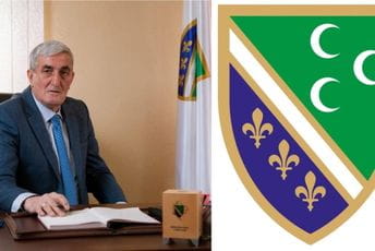 Nurković: Bošnjačka zastava je naš ponos, barjak biljeg jednoga naroda po kojem se prepoznaje u multietničkom i multikulturnom društvu Nurković: Bošnjačka zastava je naš ponos, barjak biljeg jednoga naroda po kojem se prepoznaje u multietničkom i multikulturnom društvu