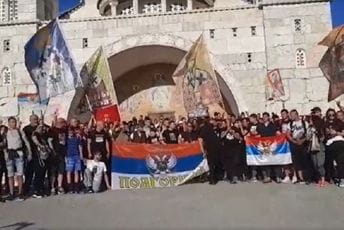 Vjernici krenuli prema Ostrogu i pored apela Vjernici krenuli prema Ostrogu i pored apela