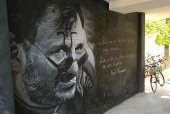 Mural Đorđa Balaševića oskrnavljen ustaškim simbolom Mural Đorđa Balaševića oskrnavljen ustaškim simbolom