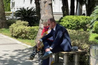 Susret Dare sa Smokovca i Milana Kneževića na klupi ispred Skupštine Susret Dare sa Smokovca i Milana Kneževića na klupi ispred Skupštine