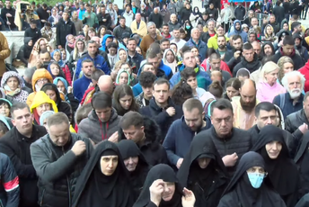 U toku liturgija pod Ostrogom, prisustvuje veliki broj vjernika (VIDEO) U toku liturgija pod Ostrogom, prisustvuje veliki broj vjernika (VIDEO)