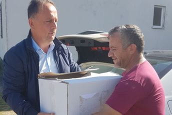 Nikola Gegaj podijelio pakete sa artiklima za nekoliko porodica u MZ Kodrabudan Nikola Gegaj podijelio pakete sa artiklima za nekoliko porodica u MZ Kodrabudan