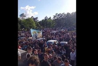 Masovno okupljanje vjernika ispred Saborne ckrve u Nikšiću Masovno okupljanje vjernika ispred Saborne ckrve u Nikšiću