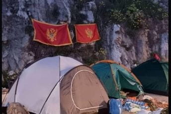 Popovi su srpski, ali je Ostrog naš Popovi su srpski, ali je Ostrog naš