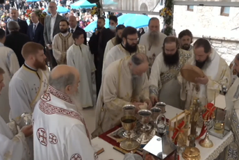 Kako se sveštenstvo MCP prilagođava pandemiji: Duni, obriši rukom, malo tkaninom i spremno za pričest Kako se sveštenstvo MCP prilagođava pandemiji: Duni, obriši rukom, malo tkaninom i spremno za pričest