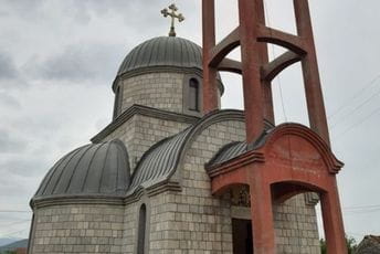 Maloljetnici oštetili Hram Svetog Vasilija Ostroškog u selu Vranj Maloljetnici oštetili Hram Svetog Vasilija Ostroškog u selu Vranj