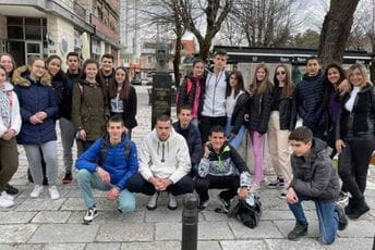 Direktor: Đaci i ranije obilježavali Dan pobjede nad fašizmom i to je školi bila čast Direktor: Đaci i ranije obilježavali Dan pobjede nad fašizmom i to je školi bila čast