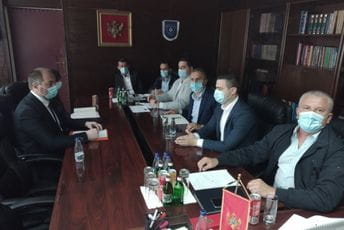 Stijović u Kolašinu: Budžet za poljoprivredu veći za 2 miliona eura, brojna inovativna rješenja će biti na usluzi poljoprivrednicima Stijović u Kolašinu: Budžet za poljoprivredu veći za 2 miliona eura, brojna inovativna rješenja će biti na usluzi poljoprivrednicima