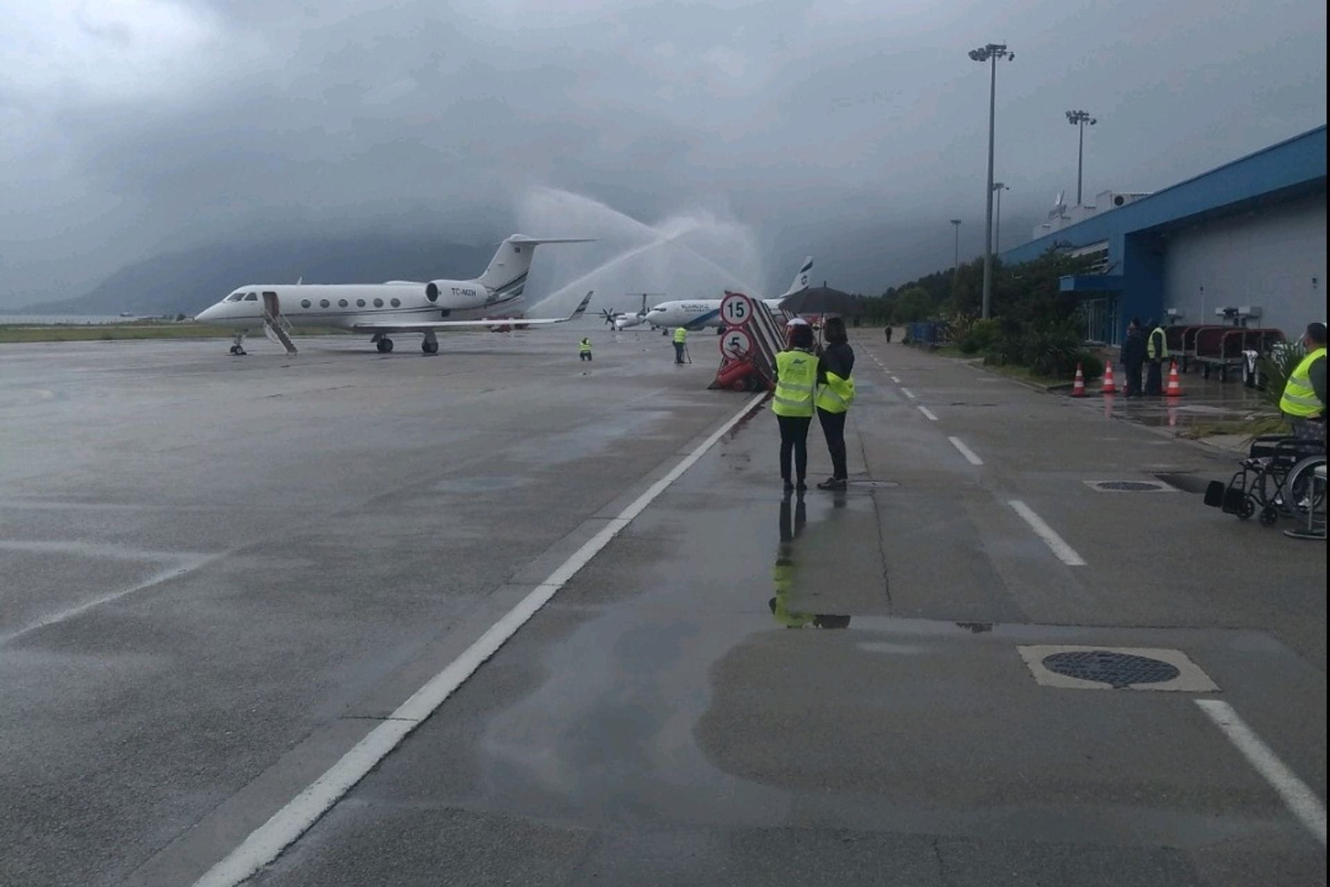 Fotografija 1: Na Aerodrom Tivat sletio prvi avion kompanije Luxair