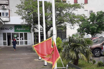 Zašto je crnogorska zastava satima na zemlji?! Zašto je crnogorska zastava satima na zemlji?!