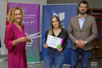 Dodijeljeni sertifikati polaznicima programa „Student bussiness Hub“ Dodijeljeni sertifikati polaznicima programa „Student bussiness Hub“