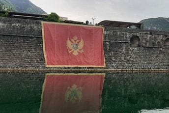 Kotor okićen crnogorskim zastavama u susret 21. maju Kotor okićen crnogorskim zastavama u susret 21. Maju