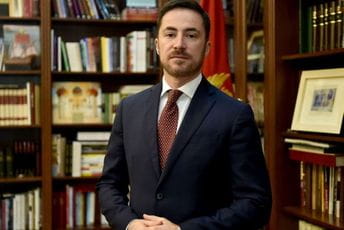 Bogdanović: Abazović prvo branio ministra negatora genocida, a sad optužuje druge da neće da ga smijene Bogdanović: Abazović prvo branio ministra negatora genocida, a sad optužuje druge da neće da ga smijene