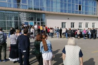 FOTO: Gužve ispred Univerzitetskog centra, građani čekaju Fajzer vakcinu FOTO: Gužve ispred Univerzitetskog centra, građani čekaju Fajzer vakcinu