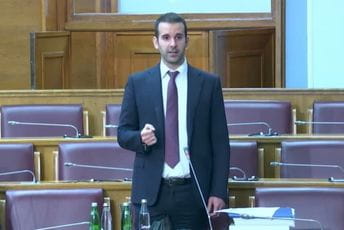 Spajić prijavio da je kupio "mercedes" najnovije generacije Spajić prijavio da je kupio "mercedes" najnovije generacije