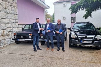 EPCG donirala tri vozila Ministarstvu zdravlja EPCG donirala tri vozila Ministarstvu zdravlja