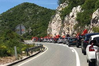 Velike kolone prema Ivanovim koritima, program će kasniti sat vremena Velike kolone prema Ivanovim koritima, program će kasniti sat vremena