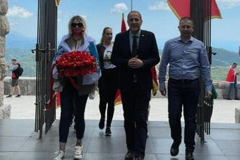 LP obilježila Dan nezavisnosti polaganjem vijenca na Lovćenu i Njegušima LP obilježila Dan nezavisnosti polaganjem vijenca na Lovćenu i Njegušima