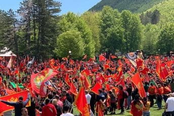 Batrićević: Nećemo klečati dok gođ ima Crne Gore i njene neporažene zastave Batrićević: Nećemo klečati dok gođ ima Crne Gore i njene neporažene zastave