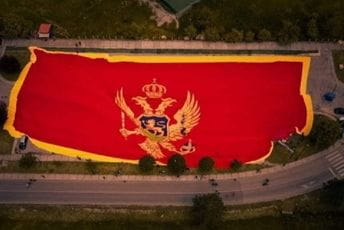Veličanstven prizor: Na Cetinju razvijena najveća crnogorska zastava Veličanstven prizor: Na Cetinju razvijena najveća crnogorska zastava