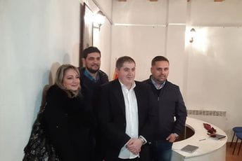 Jedna lijepa životna priča o borbi prosvjetne radnice Fatime Mehović o slobodi žena Prva sa lijeva Fatima Mehović