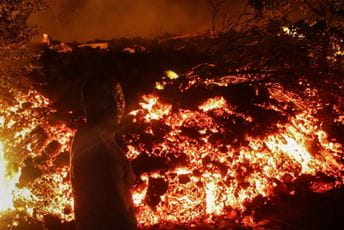 Lava stigla do periferije dvomilionskog grada (VIDEO) Lava stigla do periferije dvomilionskog grada (VIDEO)