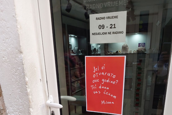 Izlijepljeni izlozi u Budvi: "Je l' vi otvarate ove godine?" Izlijepljeni izlozi u Budvi: "Je l' vi otvarate ove godine?"
