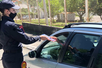 Policija dijeli brošure o važnosti vakcinacije Policija dijeli brošure o važnosti vakcinacije