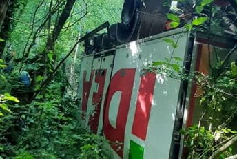 Hladnjača sletjela u blizini kanjona Platije, vozač nepovrijeđen Hladnjača sletjela u blizini kanjona Platije, vozač nepovrijeđen