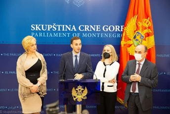 Crno na bijelo: Ministarstvo finansija i CBCG da se uključe u rješavanje pitanja moratorijuma na kredite Crno na bijelo: Ministarstvo finansija i CBCG da se uključe u rješavanje pitanja moratorijuma na kredite