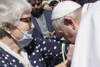 Papa poljubio tetovažu na ruci žene koja je preživjela Aušvic Papa poljubio tetovažu na ruci žene koja je preživjela Aušvic