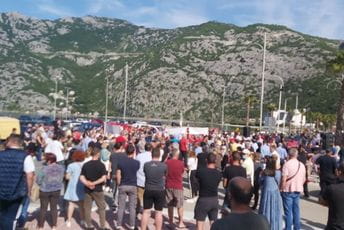 Rišnjanji i građani Boke ne daju direktora bolnice “Vaso Ćuković” dr Vlada Popovića Građani u znak podrške dr Popoviću