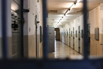 Djevojčica smještena u zatvor sa odraslima Djevojčica smještena u zatvor sa odraslima