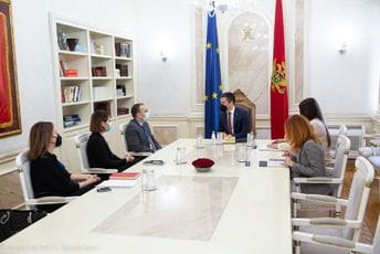 Podstaći građane da se uključe u politički proces Podstaći građane da se uključe u politički proces