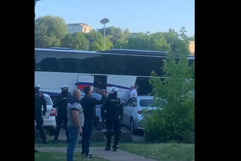 Policija čuva košarkaše Budućnosti: Plavi stigli u Pionir Policija čuva košarkaše Budućnosti: Plavi stigli u Pionir