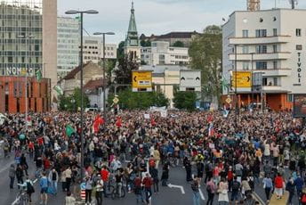 Slovenija: Masovni protest protiv vlade, traže se novi izbori Slovenija: Masovni protest protiv vlade, traže se novi izbori