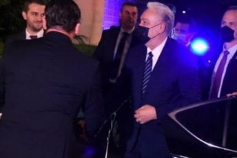 Ambasade preko Abazovića spriječile Krivokapića da potpiše temeljni ugovor sa SPC Krivokapić u četvrtak veče ispred zgrade srpske patrijaršije